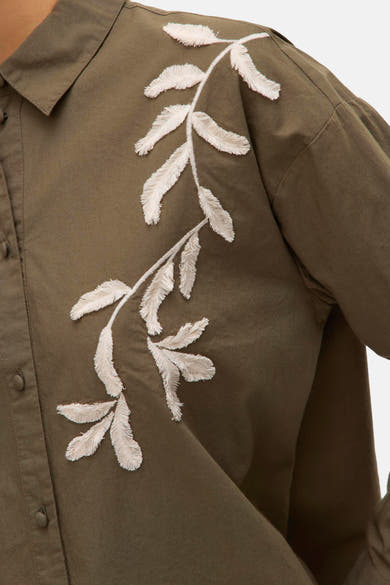 Chemise kaki à manches longues de VERO MODA®, avec broderie florale ton sur ton sur l'épaule.