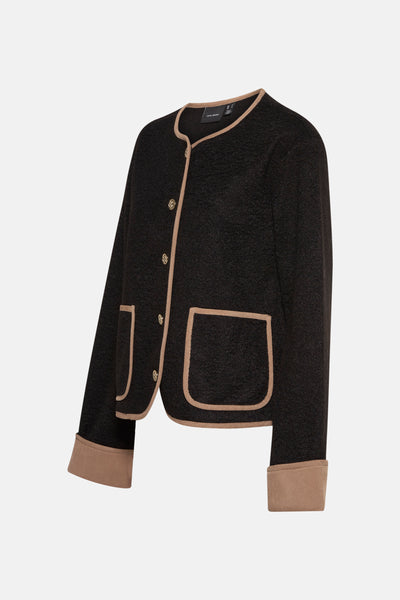Kort zwart jasje van VERO MODA® met een bouclétextuur, contrasterende bies en gouden knopen.