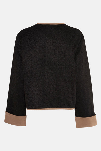 Kort zwart jasje van VERO MODA, vierkante pasvorm met contrasterende camelkleurige bies, achterzijde.