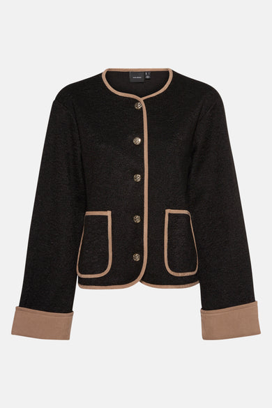 Kort zwart jasje van VERO MODA, versierd met gouden knopen en beige contrasterende afwerkingen.