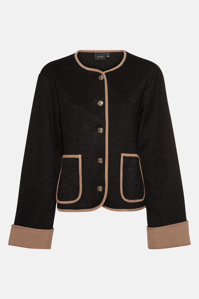 Kort zwart jasje van VERO MODA, versierd met gouden knopen en beige contrasterende afwerkingen.