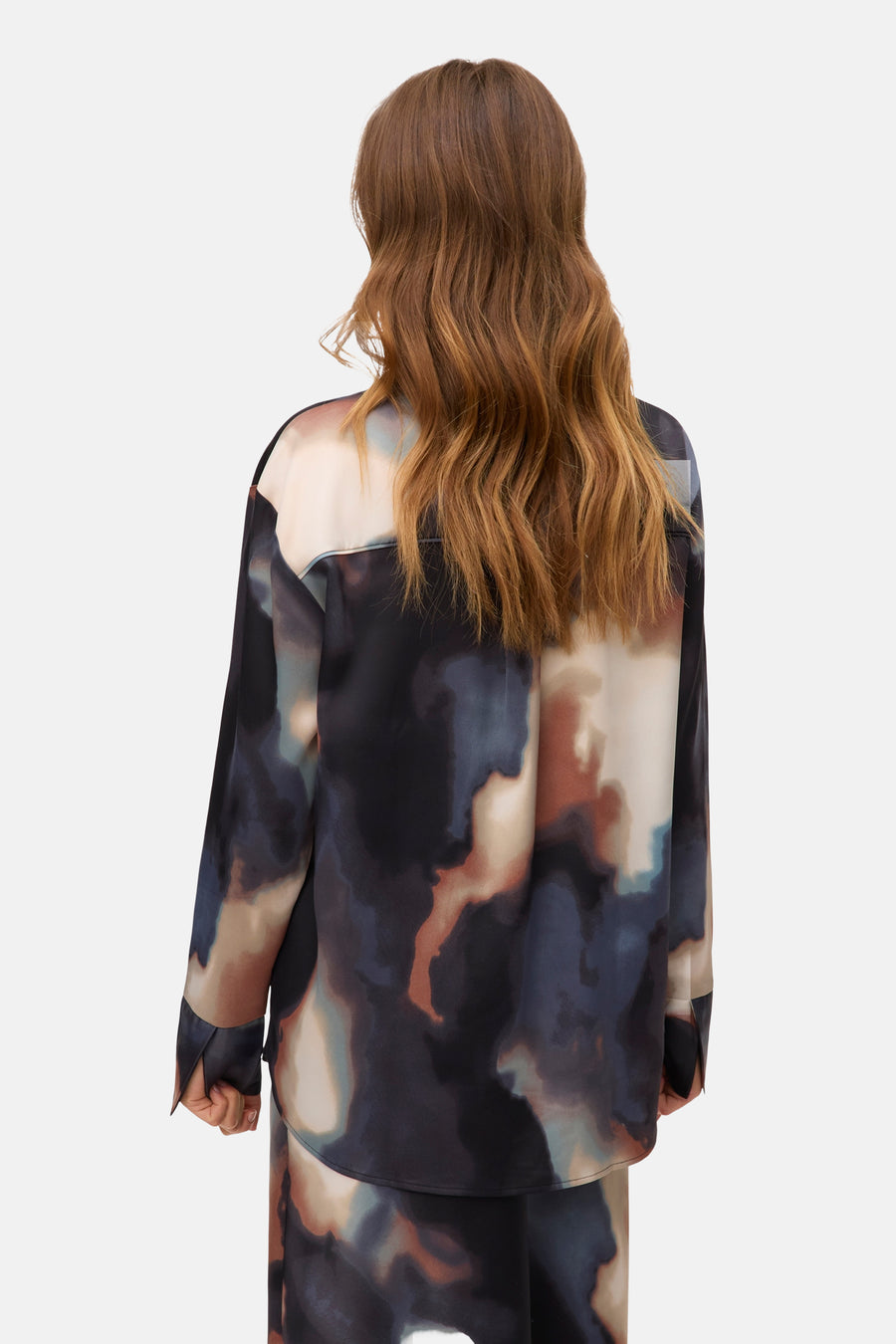 Multikleurig overhemd met lange mouwen van VERO MODA®, met een all-over abstracte wolkprint.