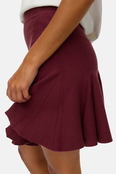 Bordeaux korte rok van VERO MODA, met gebreide textuur en ruche detail.