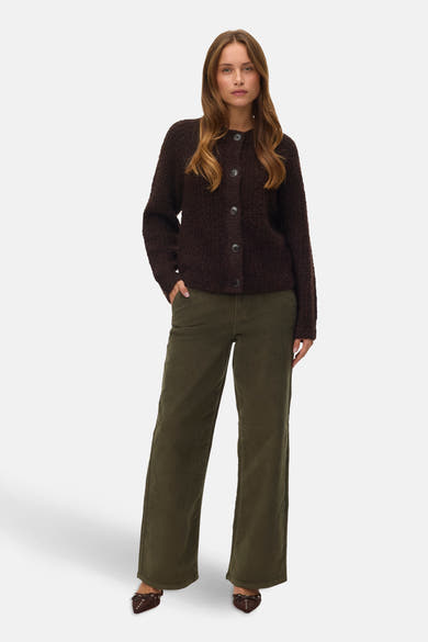 Kaki broek van VERO MODA, gedragen met een bruine cardigan en bruine platte schoenen.