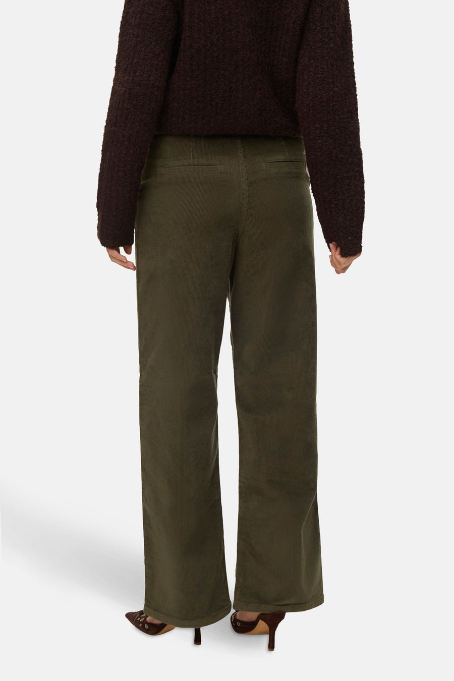 Kaki corduroy broek van VERO MODA, gedragen met een getexturede bruine trui en bruine hakken.