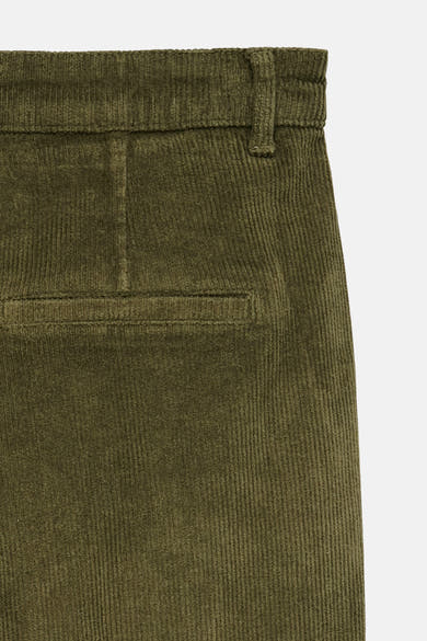 Kaki corduroy broek van VERO MODA, met een achterzak en een riemlus.