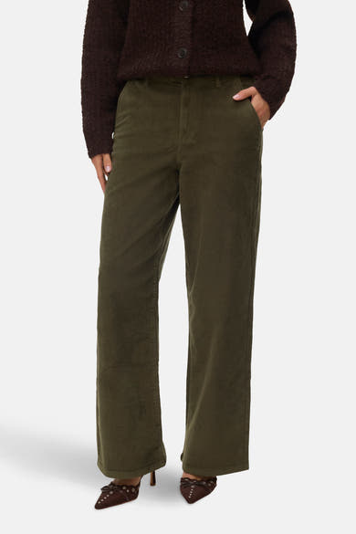 Kaki corduroy broek van VERO MODA, gedragen met een bruine cardigan en suède pumps.