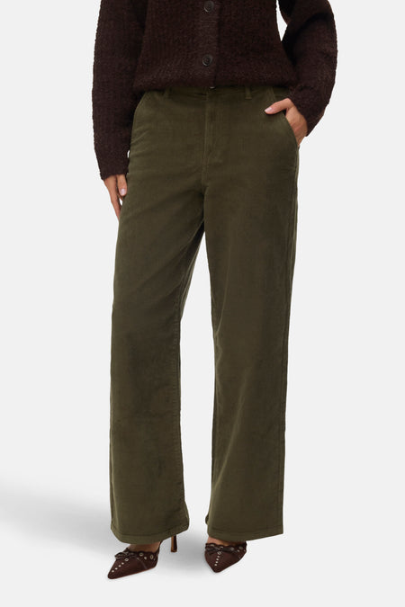 Kaki corduroy broek van VERO MODA, gedragen met een bruine cardigan en suède pumps.