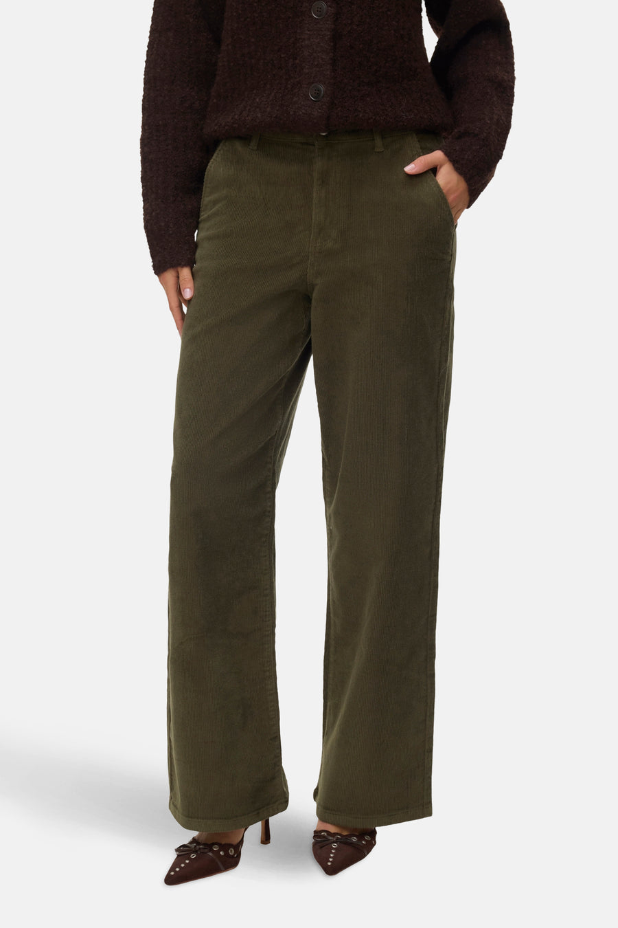 Kaki corduroy broek van VERO MODA, gedragen met een bruine cardigan en suède pumps.