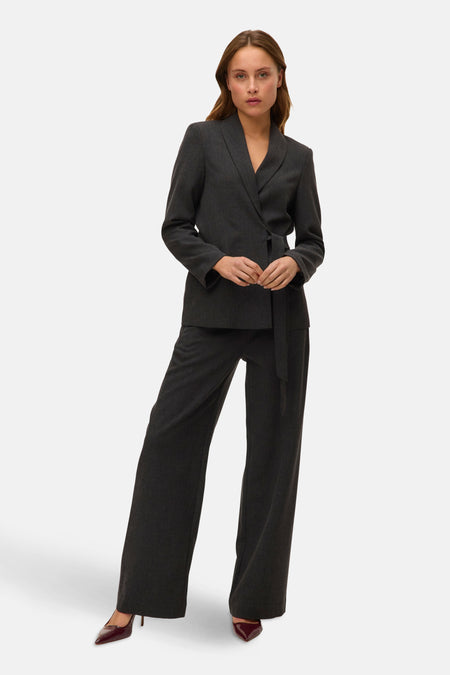 Grijze broek van VERO MODA met een asymmetrische knoopceintuur.