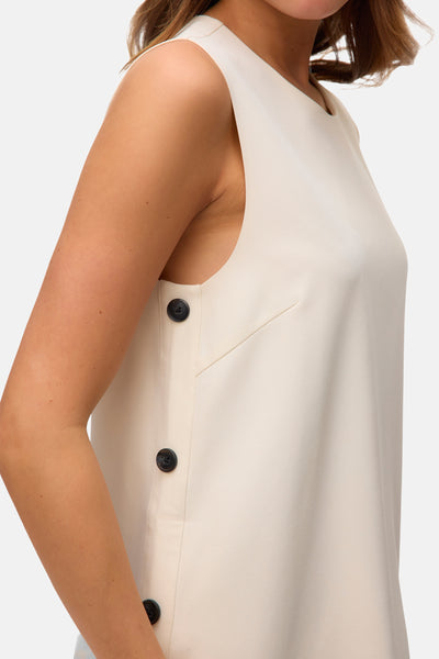 Robe beige de VERO MODA®, avec des boutons décoratifs sur le côté, coupe sans manches.