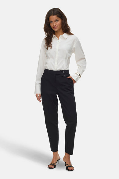 Zwarte broek van VERO MODA, met een dubbele knoopsluiting en naaldhakken.