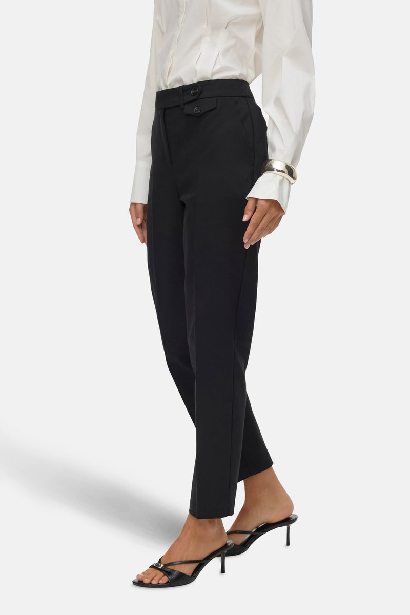 Zwarte broek van VERO MODA, met een knoopzak en een elegante pasvorm.