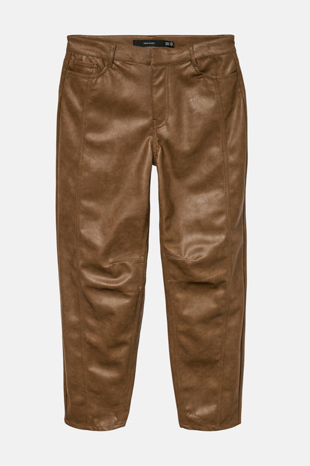Cognac imitatielederen broek van VERO MODA, met voorzakken en zichtbare naad.