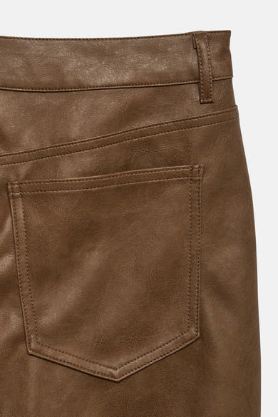 Cognac imitatielederen broek van VERO MODA, met gestikte achterzakdetail en stiksels.