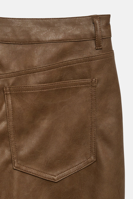 Cognac imitatielederen broek van VERO MODA, met gestikte achterzakdetail en stiksels.
