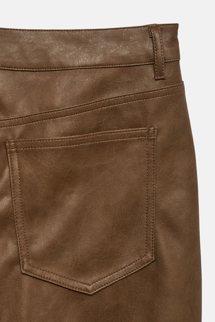 Cognac imitatielederen broek van VERO MODA, met gestikte achterzakdetail en stiksels.