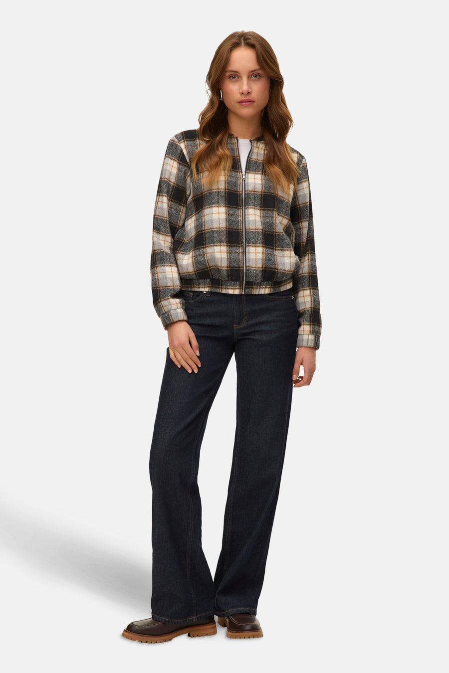 Korte meerkleurige jas van Vero Moda®, geruit met ritssluiting en gedragen met een blauwe jeans.