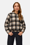 Kort geruit jasje van VERO MODA, gedragen met een donkerblauwe jeans, vrouw met lang, krullend haar.