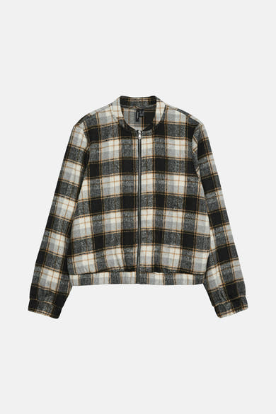 Korte meerkleurige geruite jas van VERO MODA, met zilveren ritssluiting op een effen achtergrond.