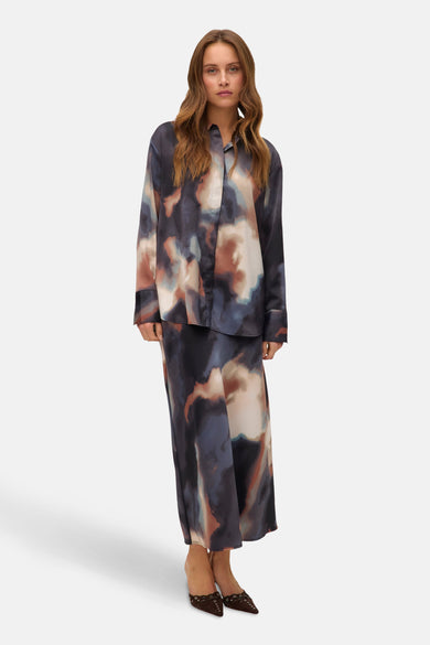 Multikleurige lange rok van VERO MODA, met een abstract patroon in tinten blauw, bruin en beige.