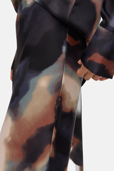 Jupe longue multicolore de VERO MODA, avec un imprimé nuageux abstrait en tons de noir, rouille, bleu et beige.