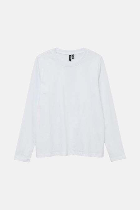 Wit lang T-shirt van Vero Moda, plat gepresenteerd op een effen achtergrond.