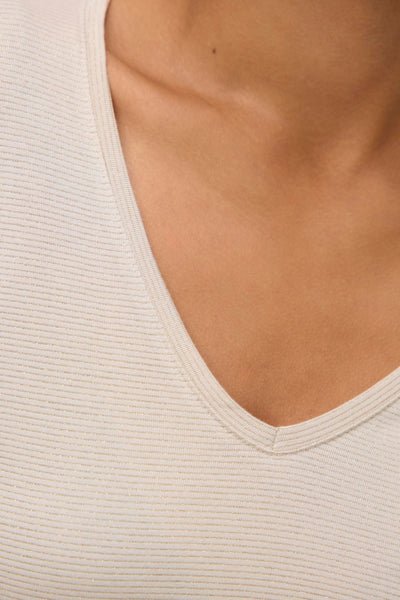 Chemisier beige à manches longues de VERO MODA®, en maille fine avec des rayures dorées discrètes, col en V.
