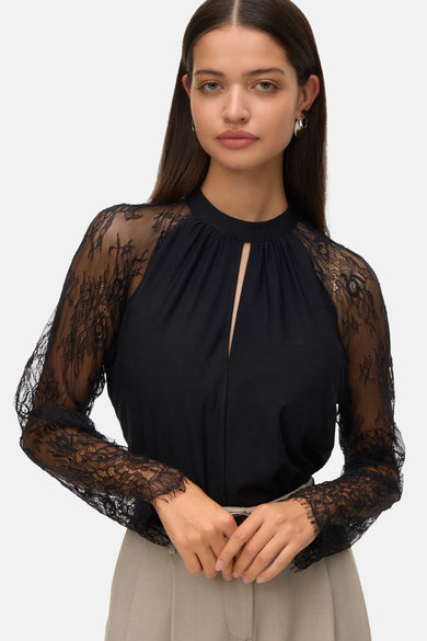 Zwarte blouse met lange mouwen van kant van Vero Moda, met een hoge hals en een druppelvormige opening.