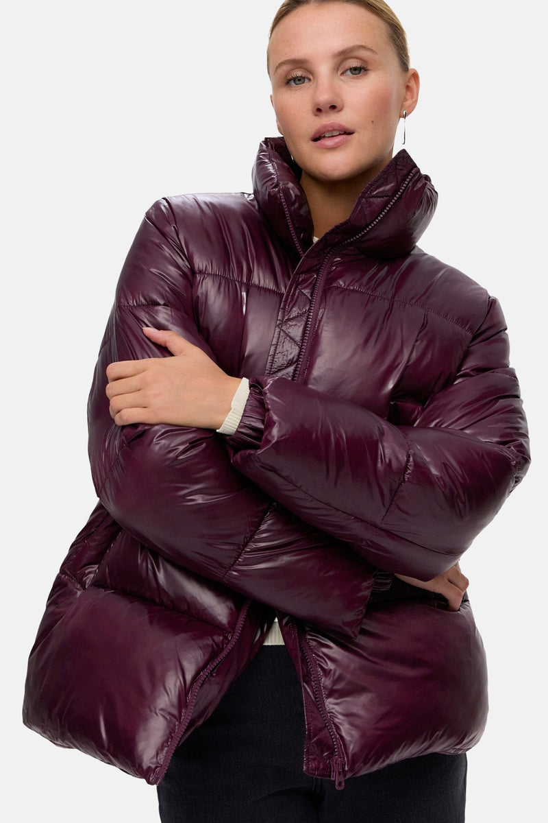 Veste courte rouge de VERO MODA, matelassée, à col montant et aux manches longues.