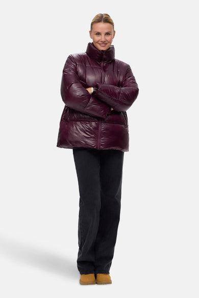 Veste courte rouge par VERO MODA, portée avec un jean noir et des chaussures marron.