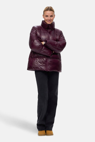 Veste courte rouge par VERO MODA, portée avec un jean noir et des chaussures marron.