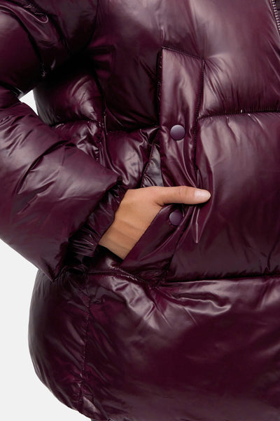 Veste courte rouge par Vero Moda, présentant une main dans la poche, avec boutons et un fini brillant.
