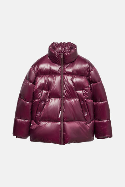 Veste courte rouge de VERO MODA®, style doudoune brillante avec fermeture éclair.
