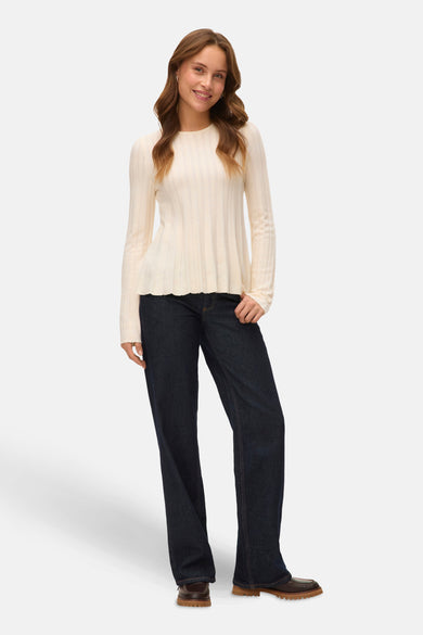 Beige ronde hals trui van VERO MODA, in fijne ribgebreide stof, gedragen met een marineblauwe jeans en bruine schoenen.