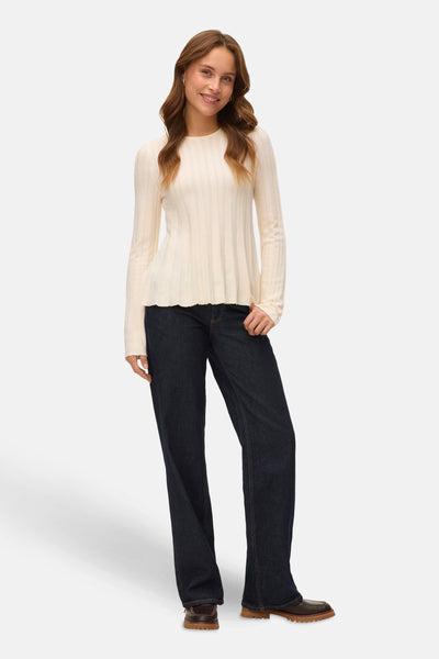 Beige ronde hals trui van VERO MODA, in fijne ribgebreide stof, gedragen met een marineblauwe jeans en bruine schoenen.