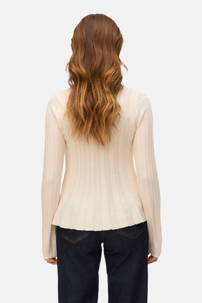 Beige ronde hals trui van VERO MODA, getailleerde pasvorm, gedragen met donkere, onbewerkte jeans.
