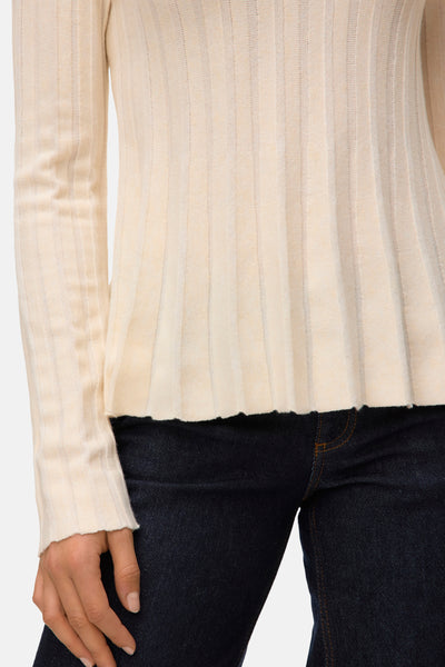 Beige ronde hals trui van VERO MODA, in ribgebreid, gedragen met een donkerblauwe jeans.