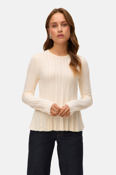 Beige ronde hals trui van VERO MODA, in ribgebreid, gedragen met een donkerblauwe jeans.