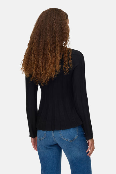 Zwarte trui met ronde hals van VERO MODA, gedragen met een blauwe jeans, achterzijde.