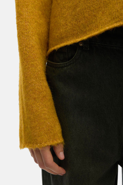 Pull à col roulé jaune de VERO MODA, avec une texture tricotée et une coupe courte.