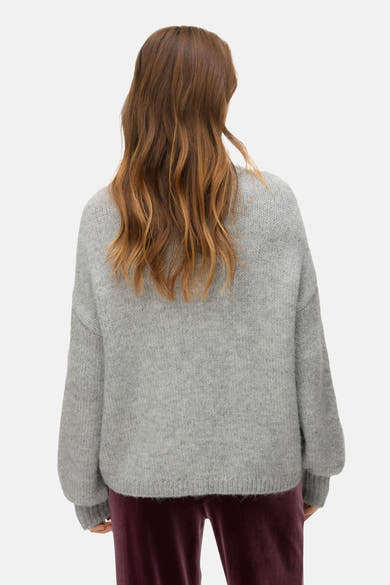 Grijze rondehals trui van VERO MODA, met een zachte textuur en lange mouwen, gedragen met een bordeauxrode broek.