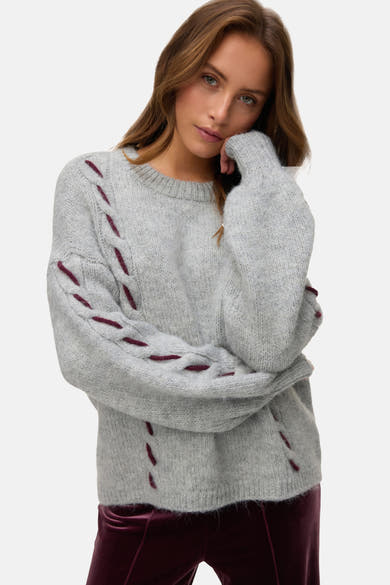 Grijze trui met ronde hals van VERO MODA, met bordeauxrode gevlochten details op de mouwen.