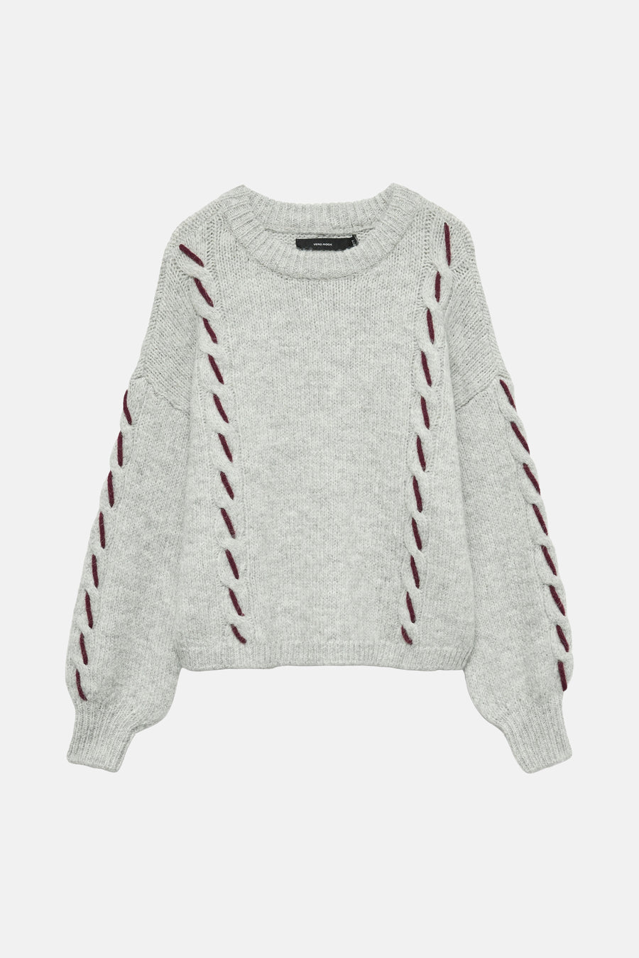Grijze rondehals trui van VERO MODA, met kabeldetails en bordeauxrode accenten.