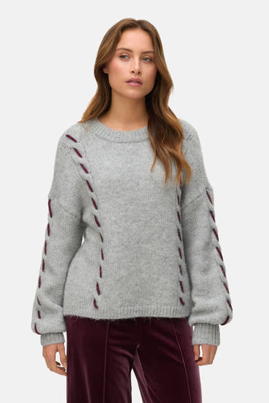 Grijze trui met ronde hals van VERO MODA, met bordeauxrode stikseldetails op de mouwen en zijkanten.