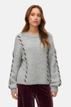 Grijze trui met ronde hals van VERO MODA, met bordeauxrode stikseldetails op de mouwen en zijkanten.