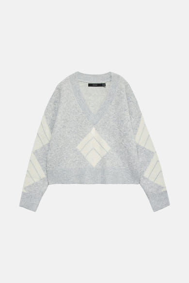 Grijze V-hals trui van VERO MODA, met ruitpatroon en zachte textuur.