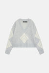 Grijze V-hals trui van VERO MODA, met ruitpatroon en zachte textuur.