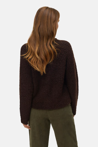 Bruine cardigan in teddy-breisel van VERO MODA®, gedragen met een olijfgroene corduroy broek, achtergezicht.