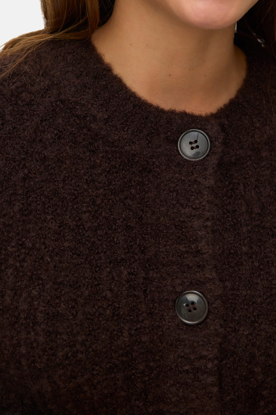 Bruine, pluizige gebreide cardigan van Vero Moda, met zichtbare knopen en ronde hals.